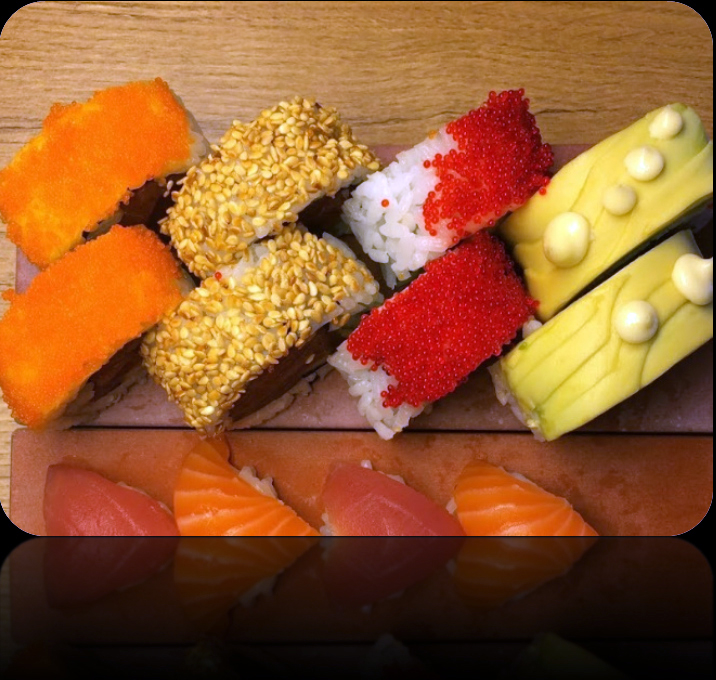 Ura futo maki Binnenstebuiten rijkelijk gevuld en versierde maki sushi rollen, vier stuks per portie