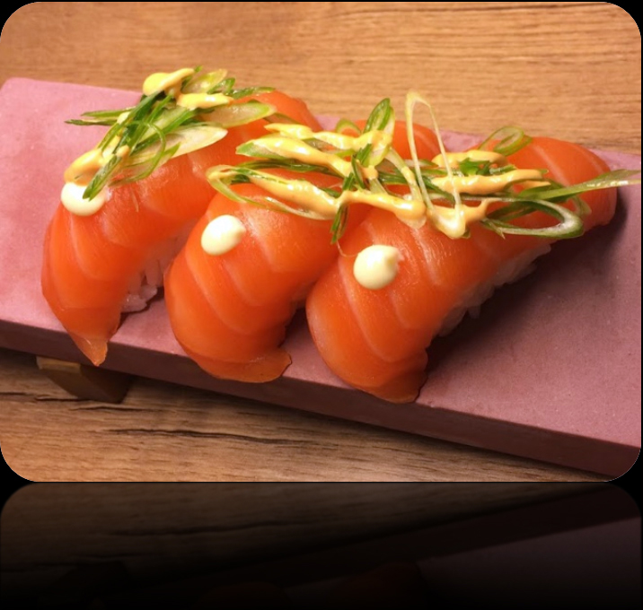 Nigiri sushi Ingredi�nten liggen boven op een rijst kussentje, drie stuks per portie